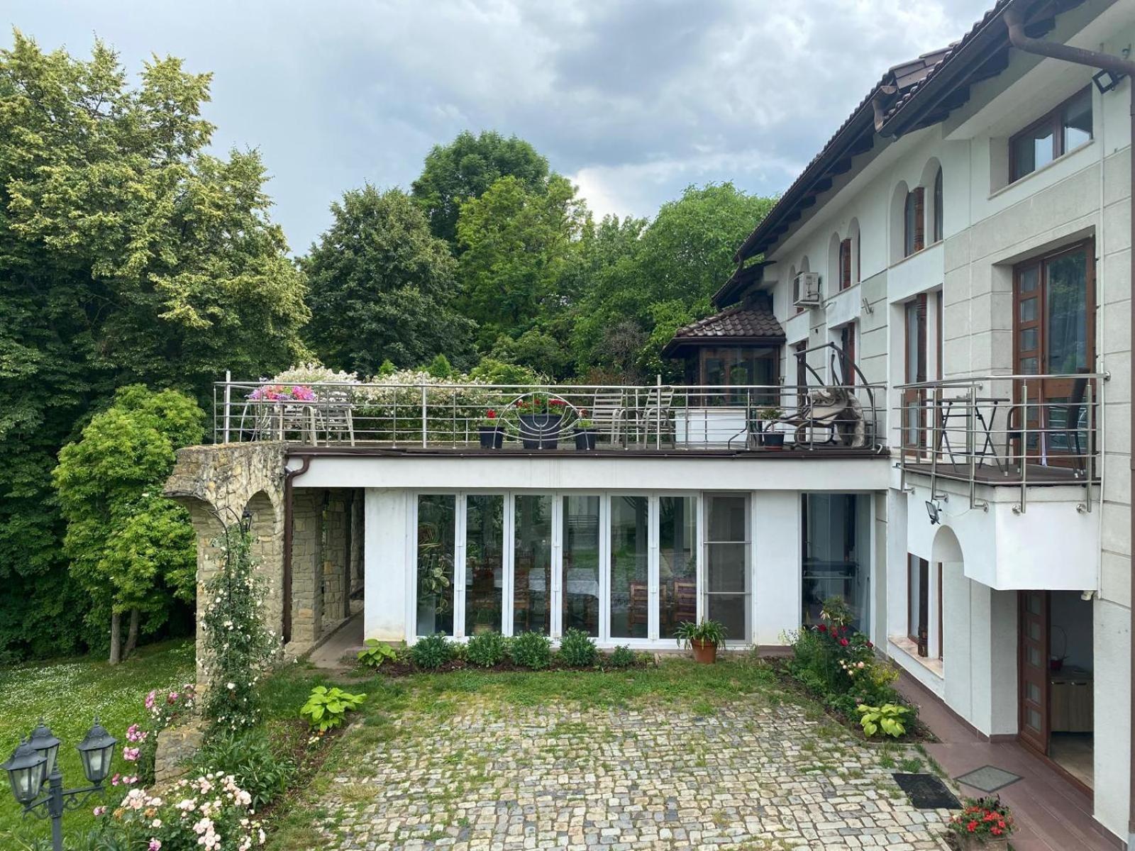 Rapsodia Pension Suceava Exterior foto